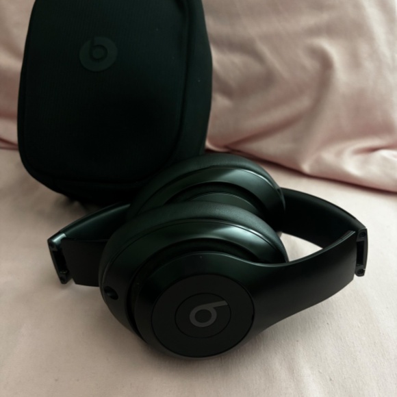 Beats Studio Pros - Picture 2 of 2